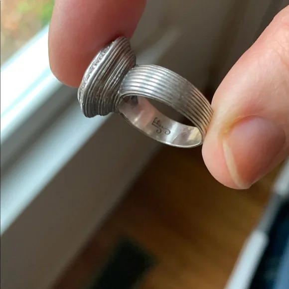 Elegant Silver-Toned Women's Ring - Picture 5 of 5